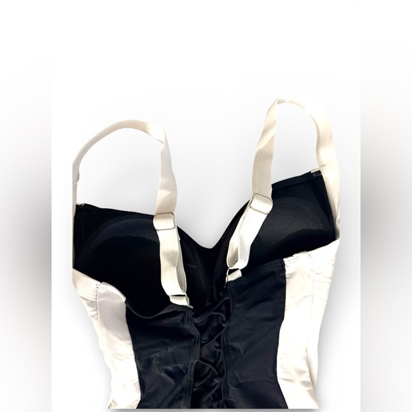 Eomenie One Piece Lace-Up Back, Colorblock Swimsuit.
Size M - Picture 9 of 12